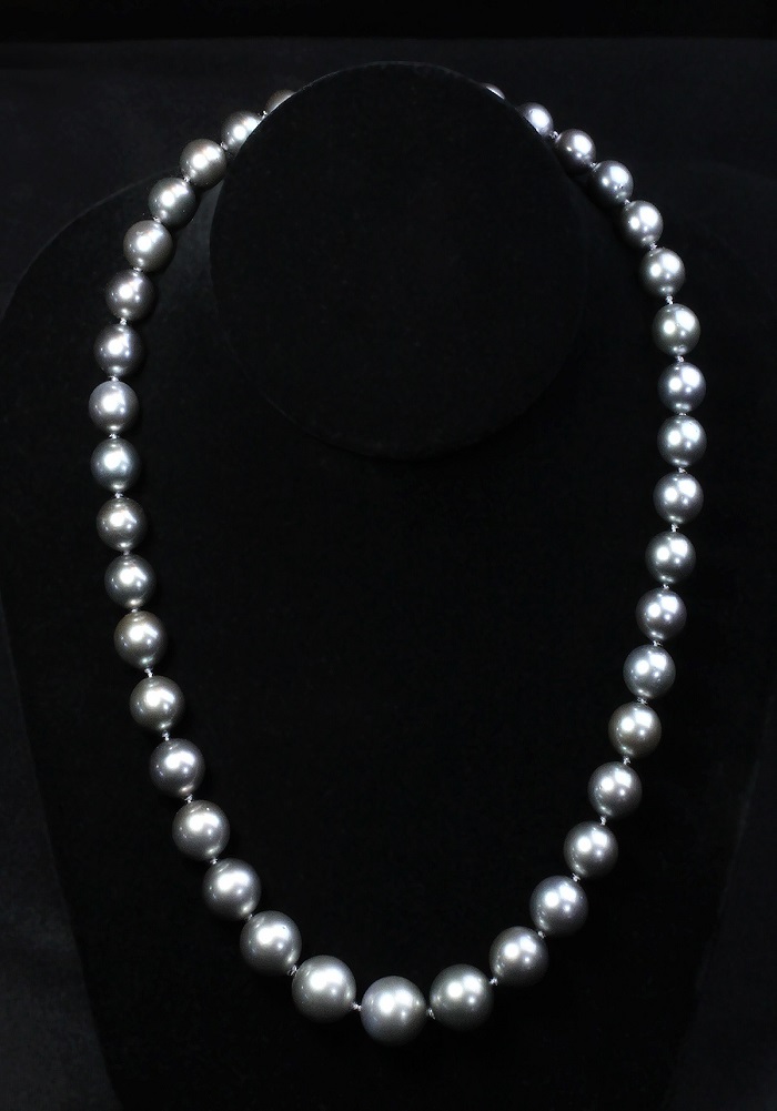 Tahitian pearl necklace